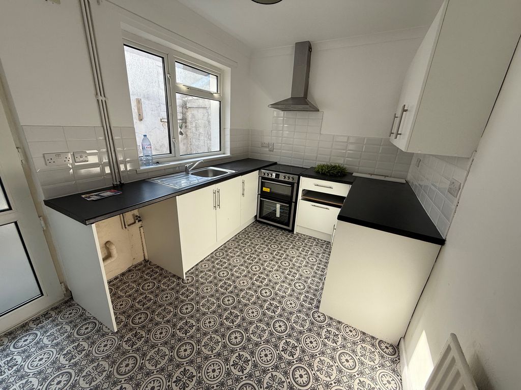 Property photo 3 of 10 Kitchen