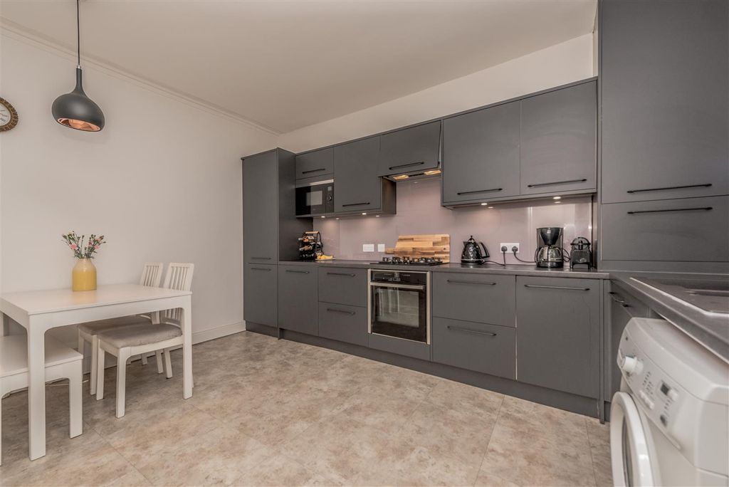 Property photo 3 of 17 Modern Fitted Dining Kitchen: