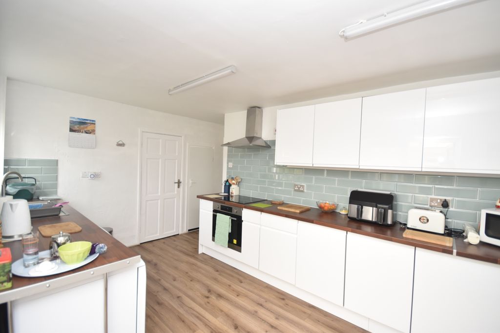 Property photo 3 of 11 Kitchen