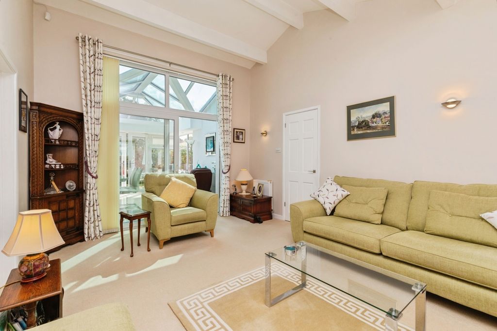 Property photo 3 of 20 Lounge