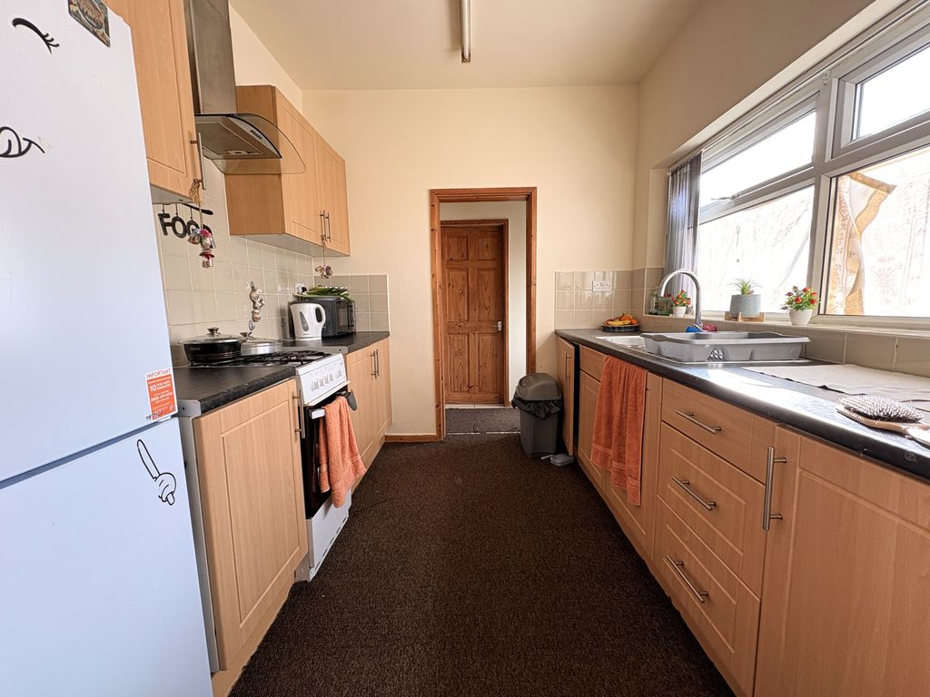 Property photo 3 of 10 Kitchen