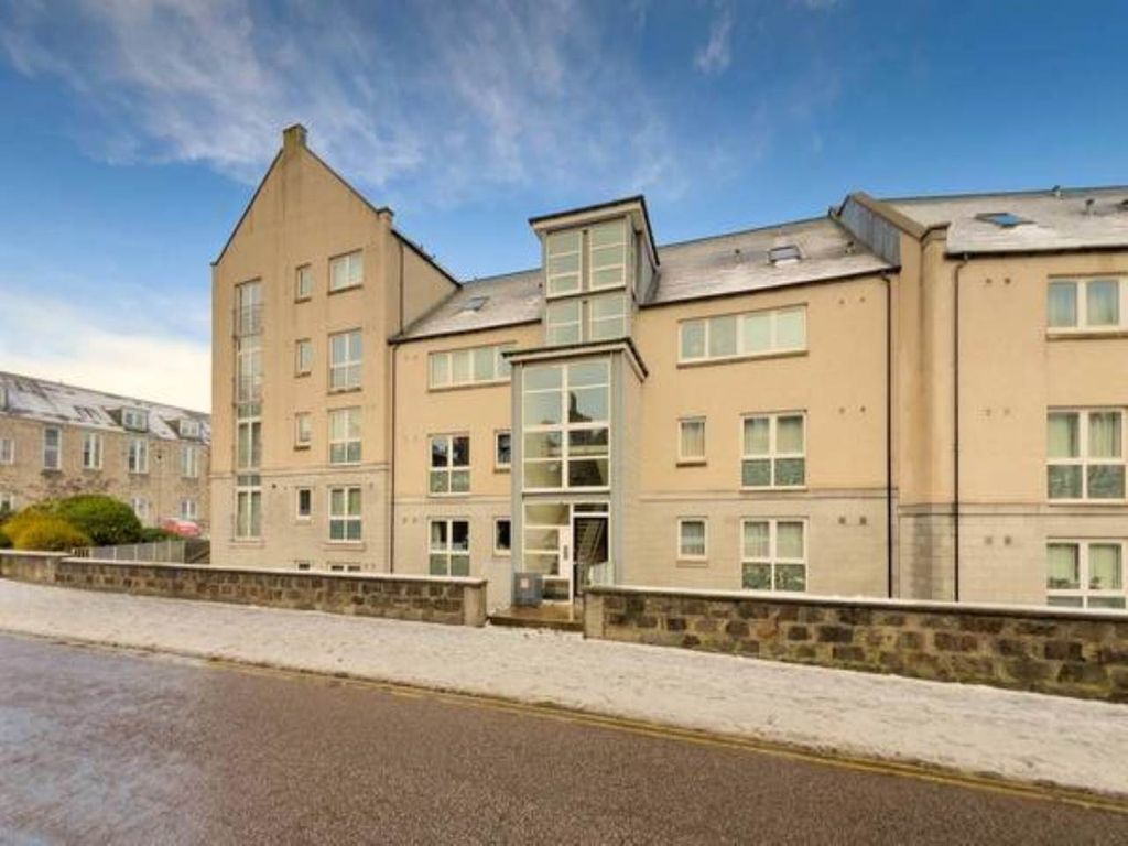 Property photo 2 of 14 76794_66Deevillage-022