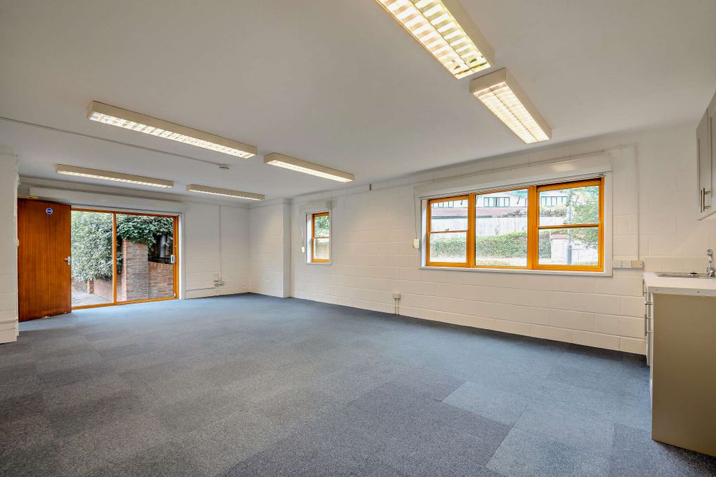 Property photo 3 of 9 8694007-Interior05-800