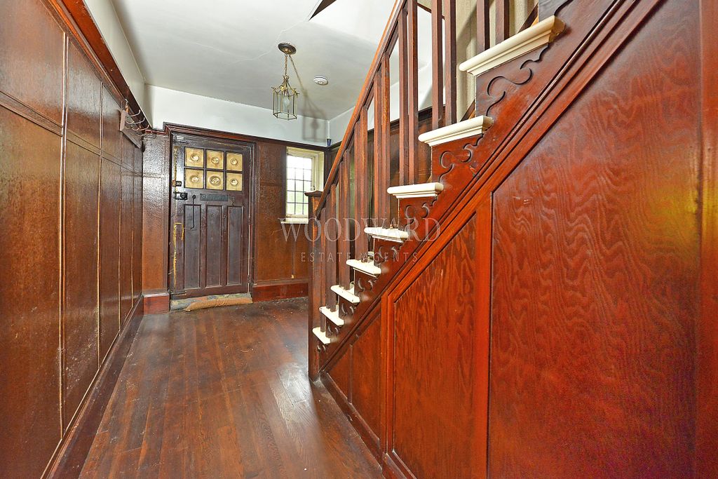 Property photo 3 of 18 Entrance Hallway