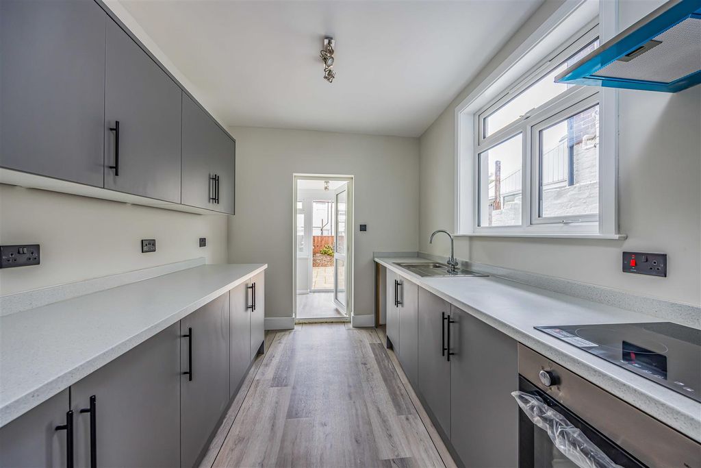 Property photo 2 of 25 Methuen Road, Southsea-Small-Porticomarketing-Nexa