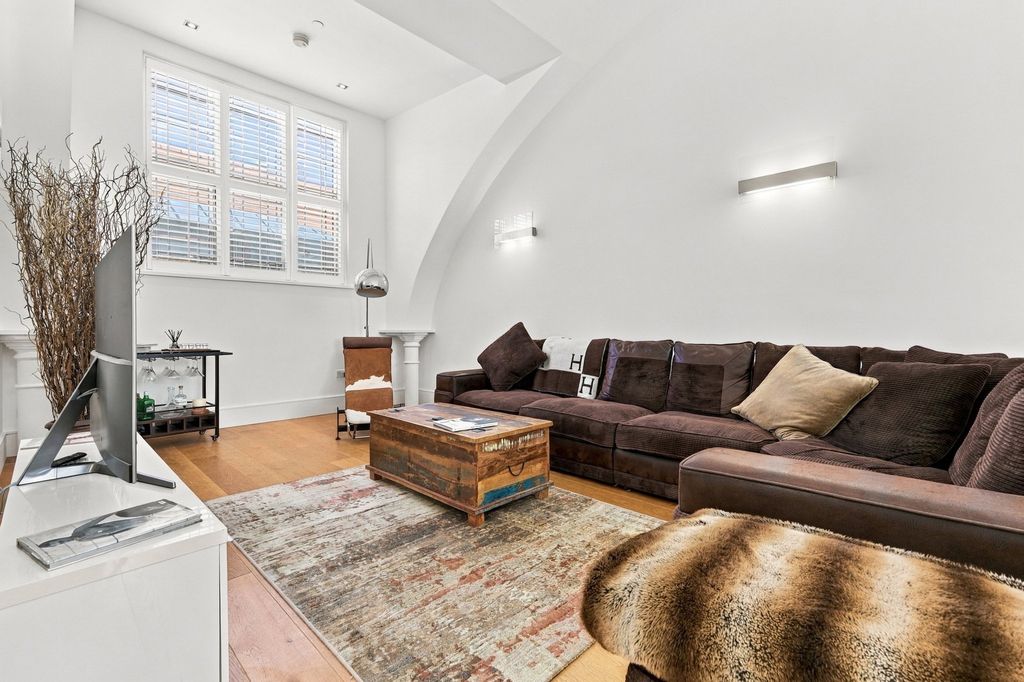 Property photo 2 of 31