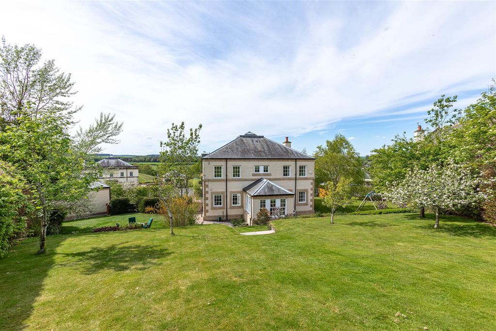 Property photo 3 of 43 33 Bowmont Court Outsides 09.Jpg