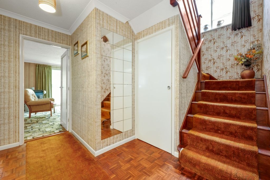 Property photo 2 of 11 Entrance Hall