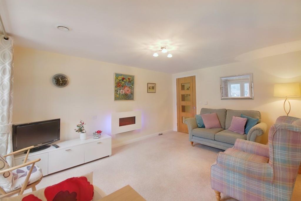 Property photo 3 of 26 8535934-Interior11 (Medium).Jpg
