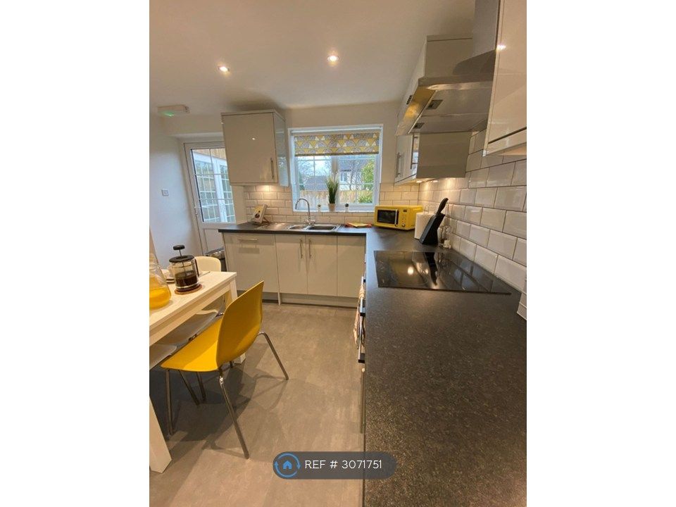 Property photo 3 of 4 Kitchen : Fully Equipped, Modern Kitchen