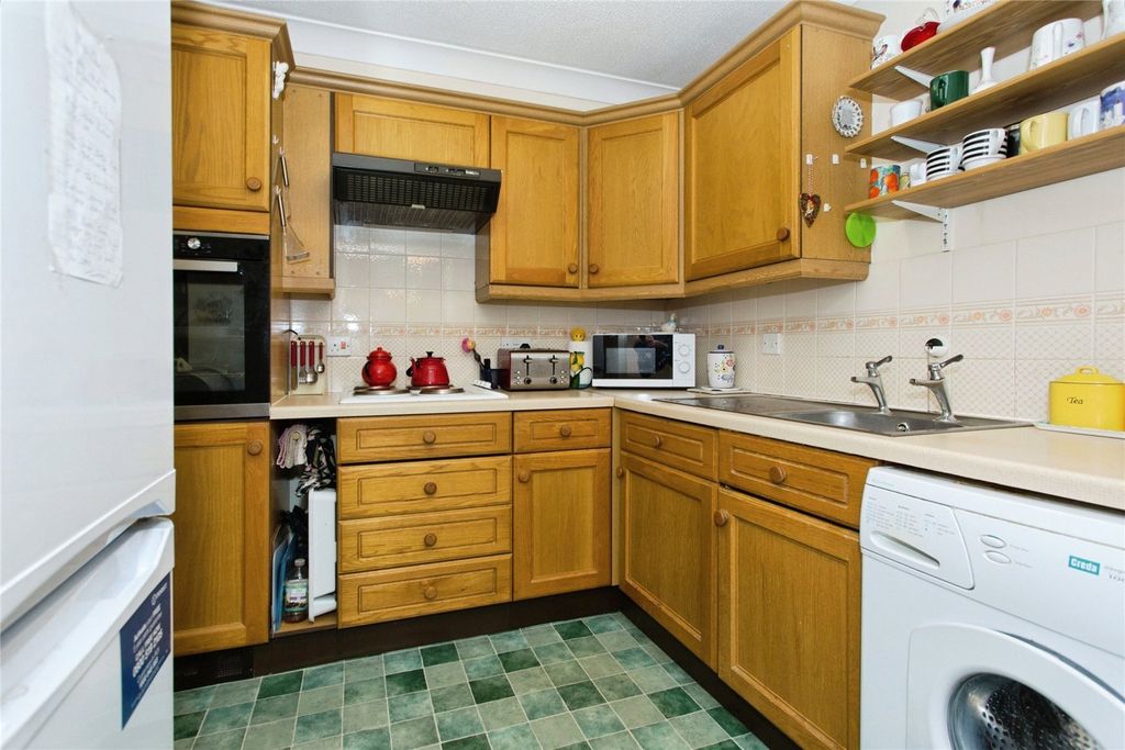 Property photo 3 of 11 Kitchen