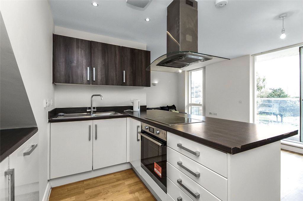 Property photo 3 of 11 Kitchen