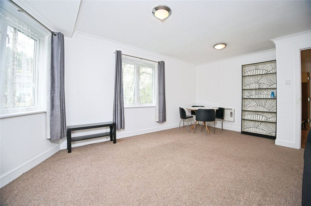 Property photo 3 of 23 Lounge