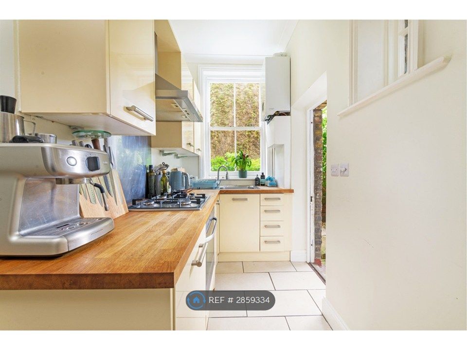 Property photo 2 of 10 Kitchen