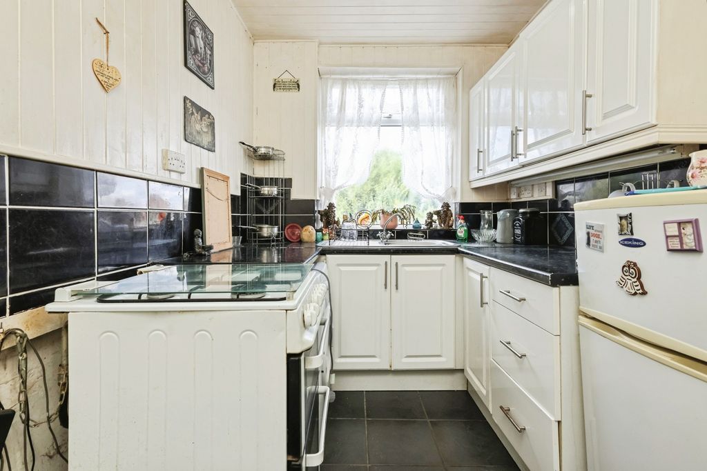 Property photo 3 of 13 Kitchen