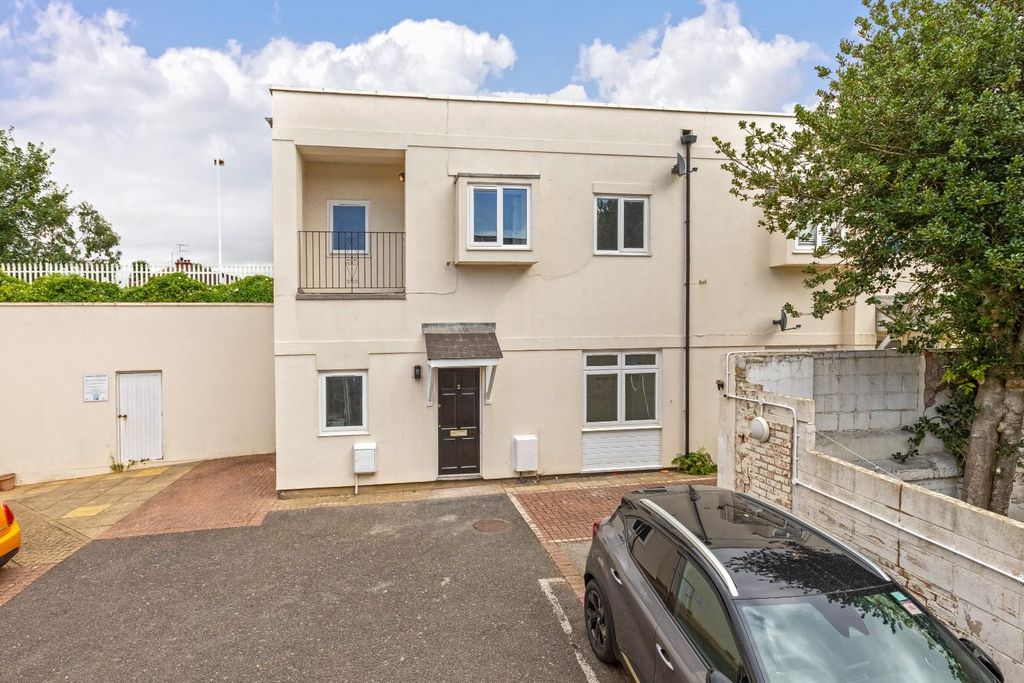 Property photo 1 of 15 2 Mortimer Mews_12.Jpg