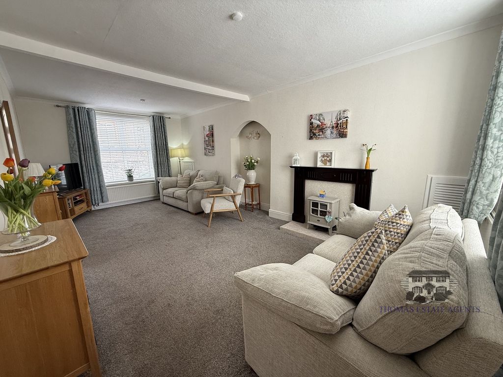 Property photo 2 of 18 Lounge