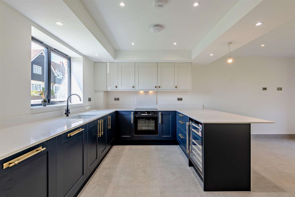 Property photo 3 of 32 8645360-Interior21-800.Jpg