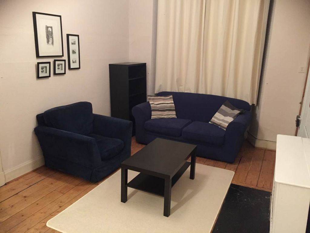 Property photo 2 of 8 15 2F3 Dean Park Street - Lounge