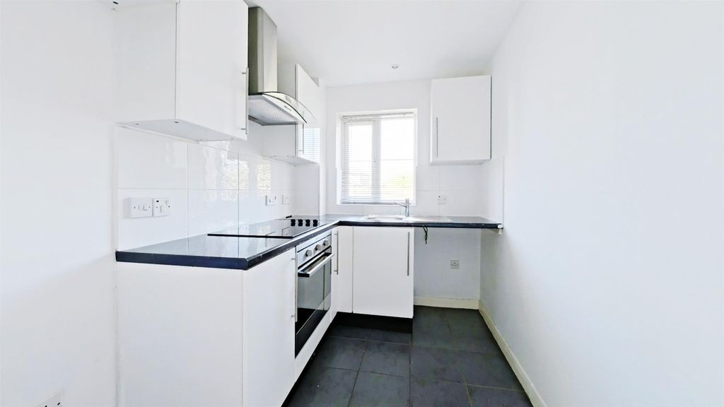 Property photo 3 of 11 Kitchen