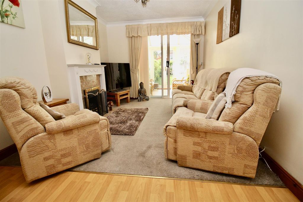 Property photo 2 of 19 Through Lounge