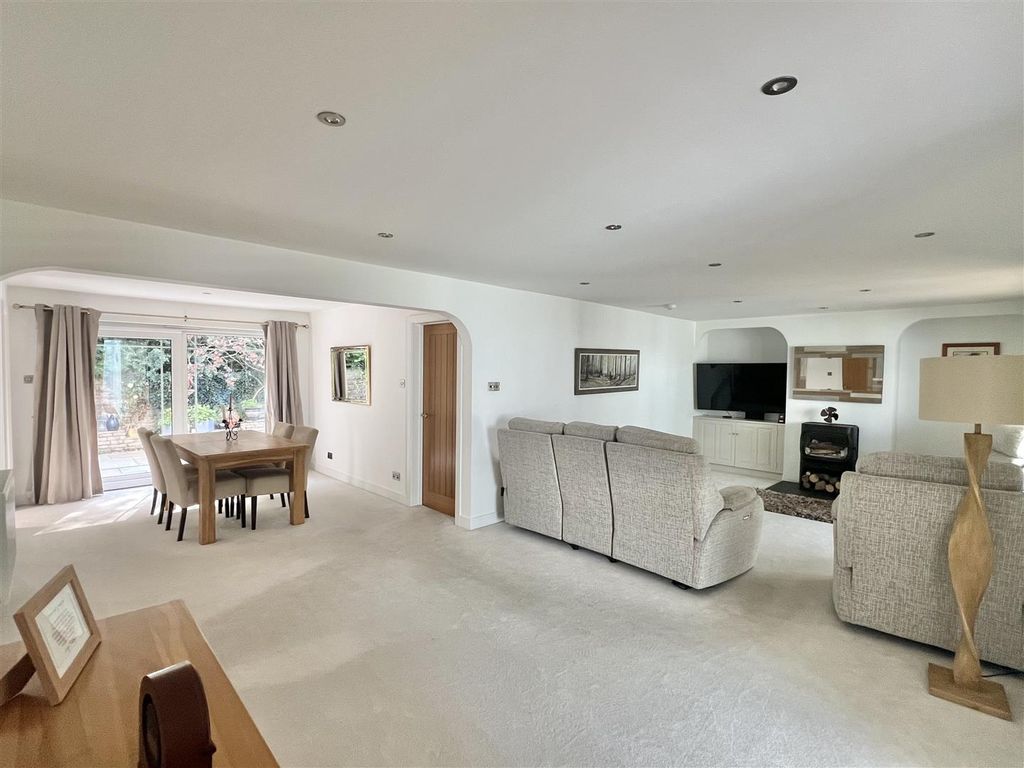 Property photo 2 of 51 Living Area: