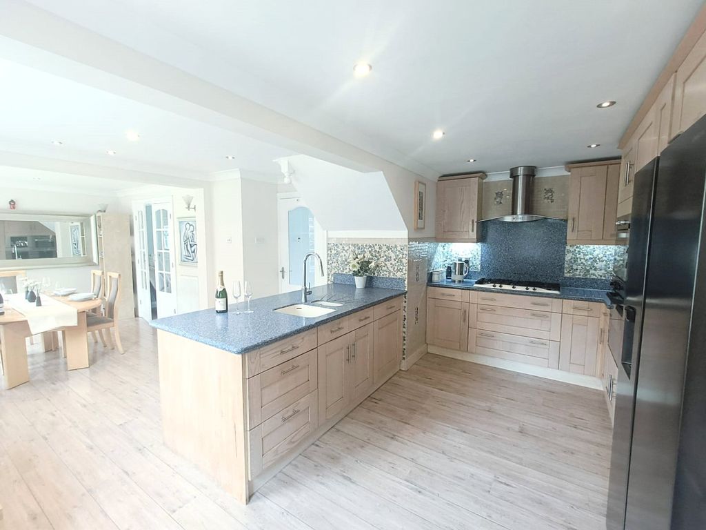 Property photo 2 of 21 Dining Kitchen