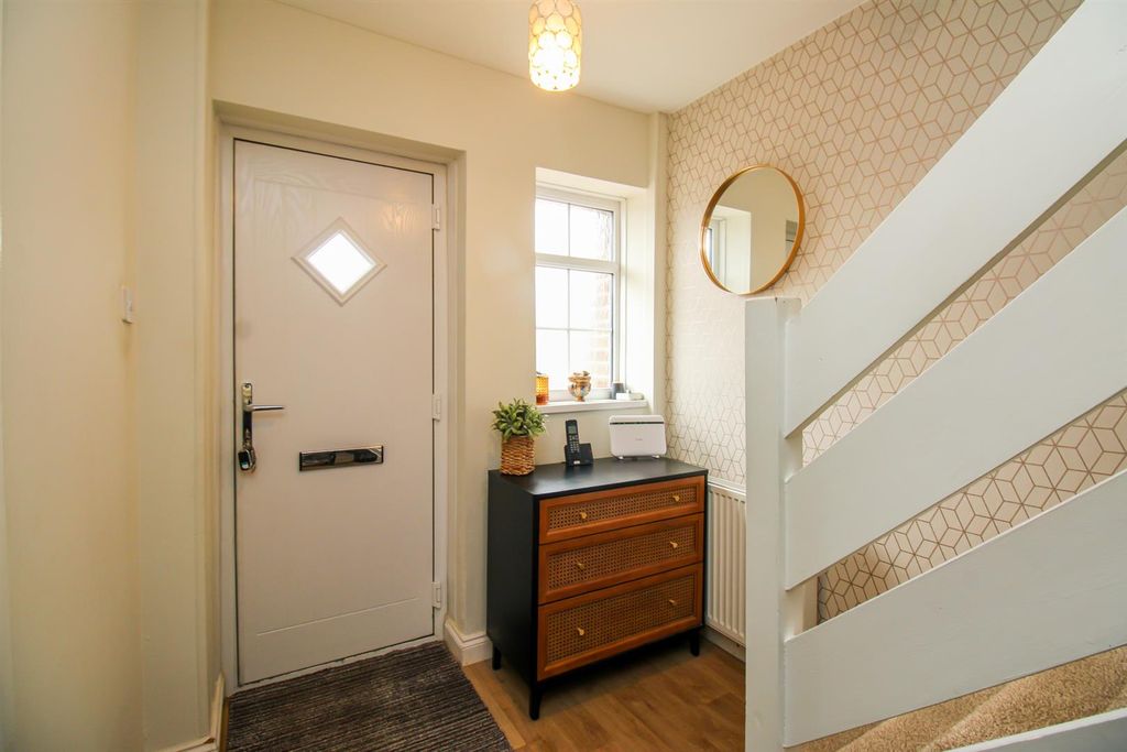 Property photo 3 of 14 Entrance Hall