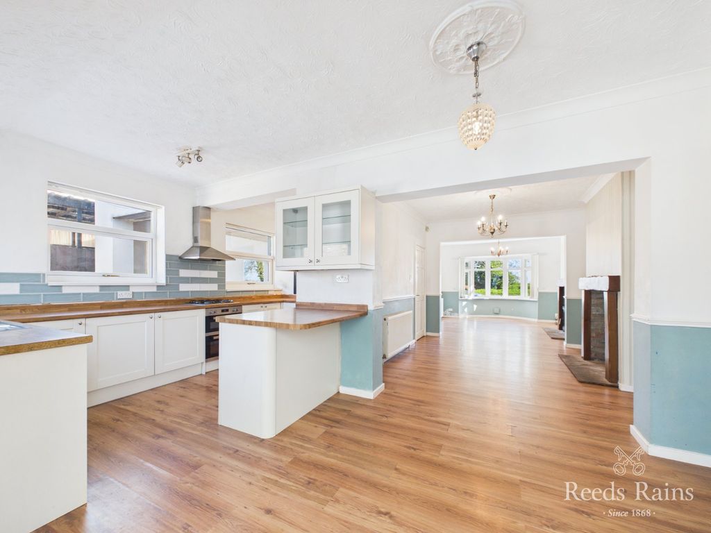 Property photo 2 of 31 Breakfast Kitchen