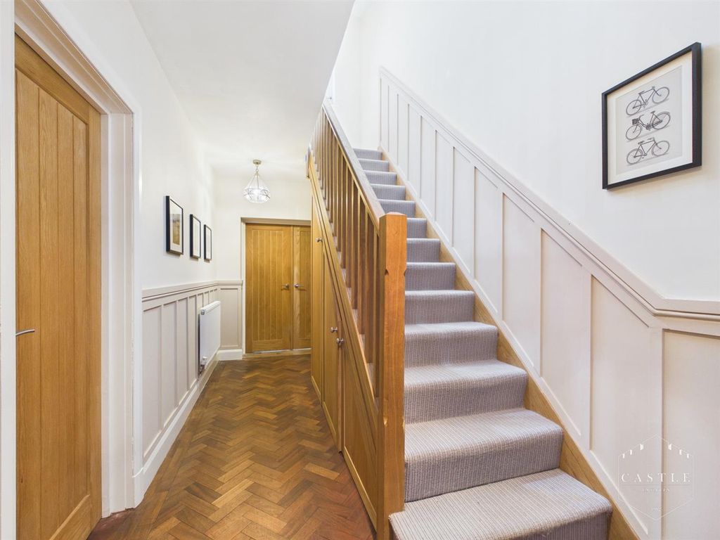 Property photo 3 of 40 Entrance Hall