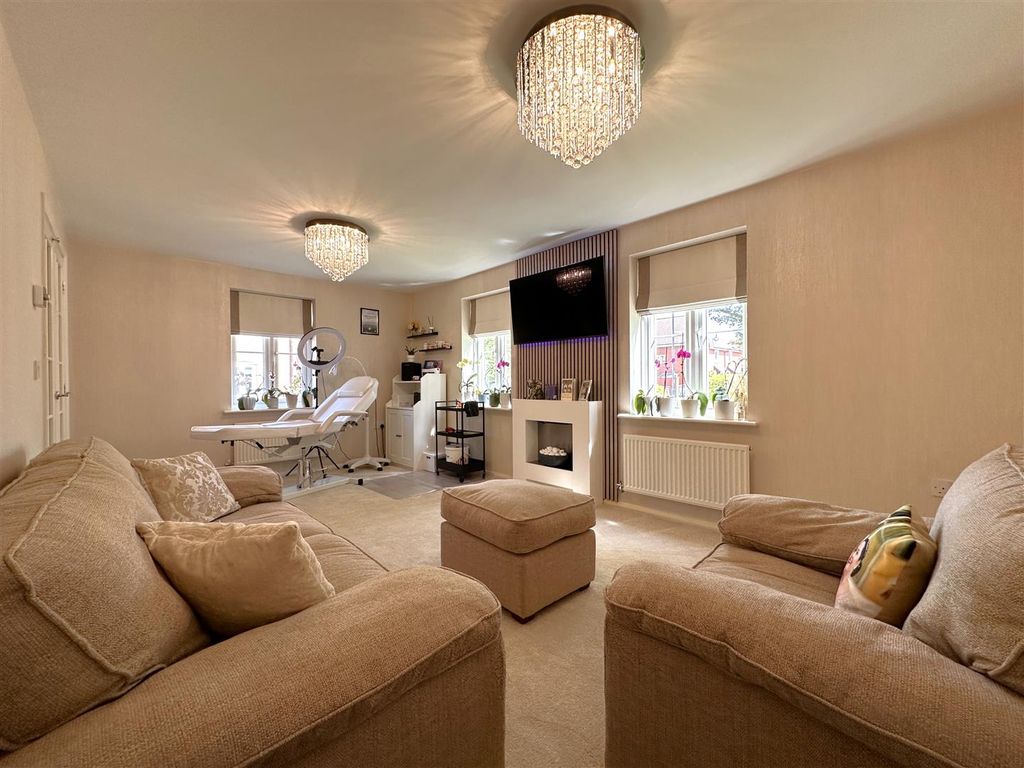 Property photo 2 of 21 Dual-Aspect Living Room 752