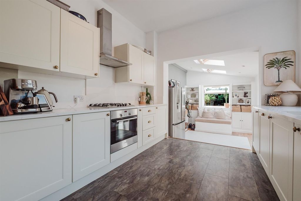 Property photo 3 of 27 Breakfast Kitchen