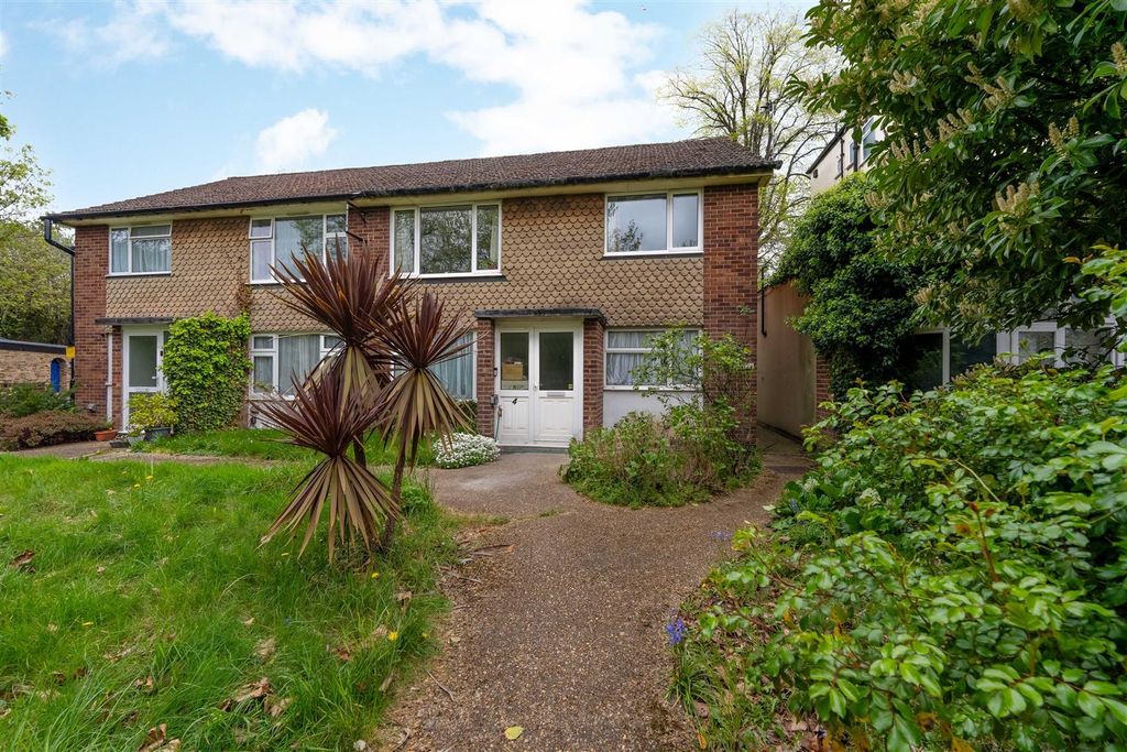 Property photo 1 of 11 2 Ravenswood Gardens, Isleworth Tw7 4Jg-11.Jpg