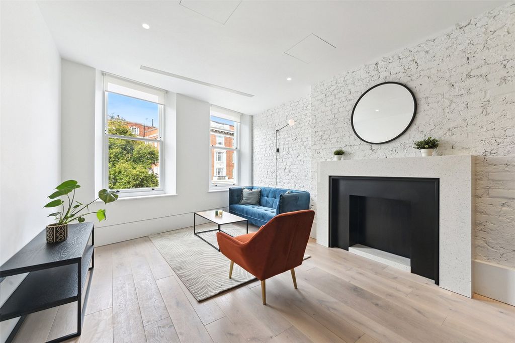 Property photo 2 of 10 Bright Seating Area