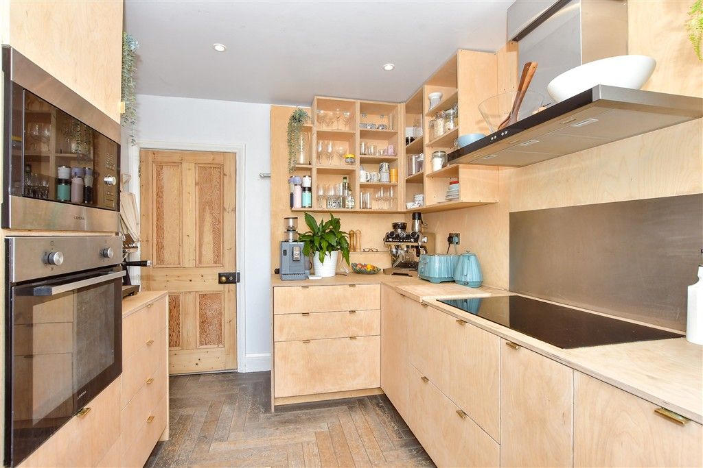 Property photo 3 of 10 Kitchen