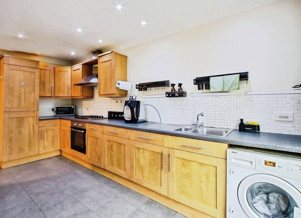 Property photo 3 of 23 Kitchen 1