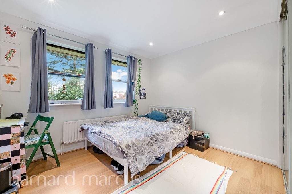 Property photo 3 of 6 Bedroom