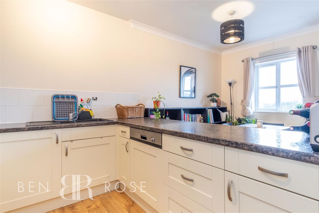 Property photo 3 of 14 Kitchen