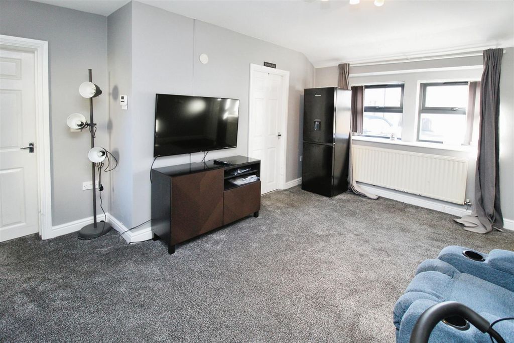 Property photo 2 of 11 Lounge