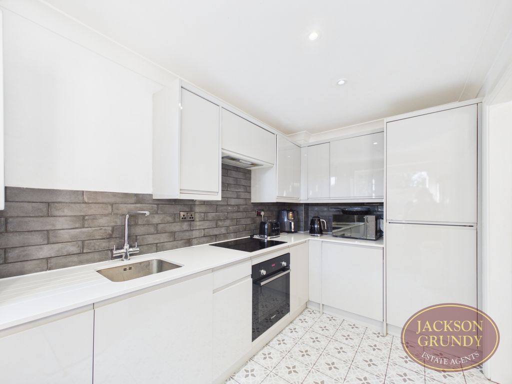 Property photo 3 of 17 Probyn Close