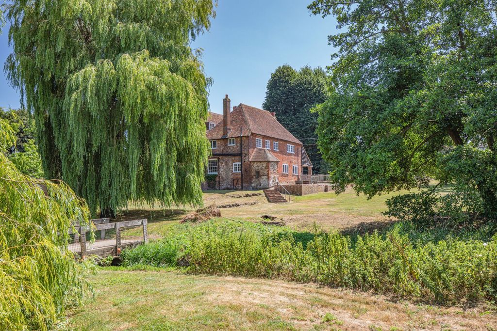 Property photo 2 of 22 Thanington Court