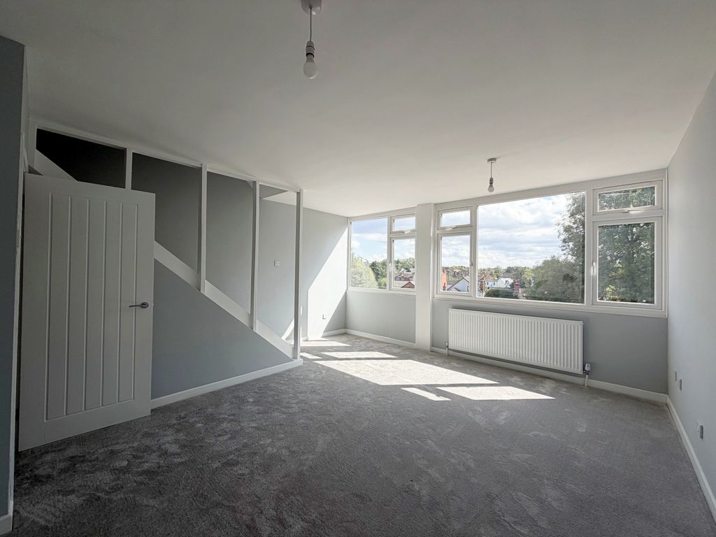 Property photo 3 of 17 Lounge