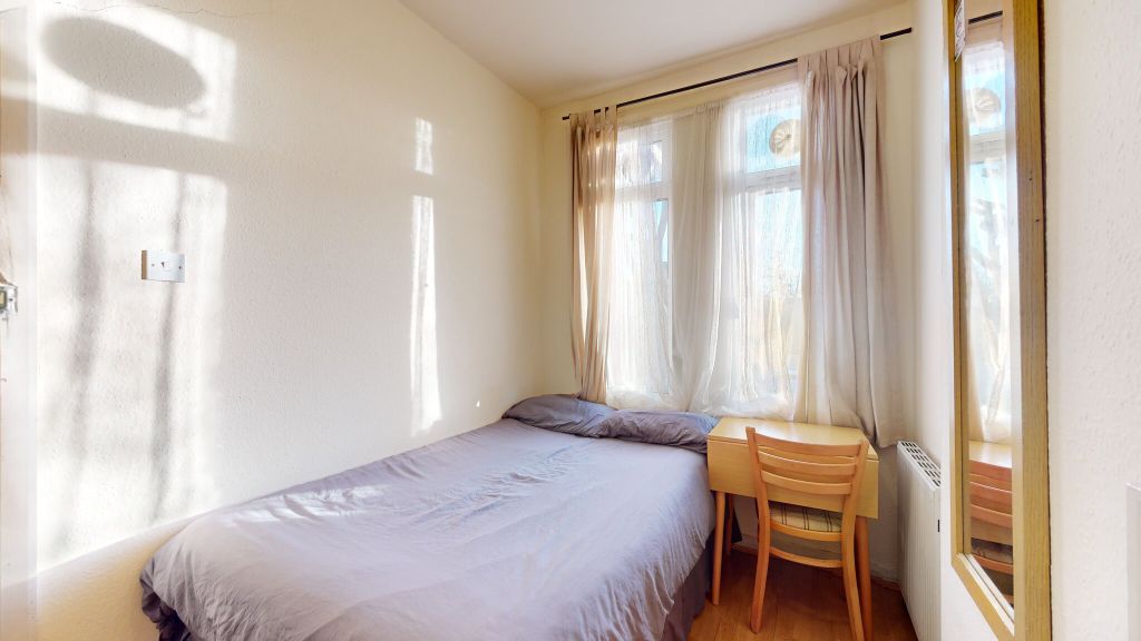 Property photo 3 of 6 Bedroom