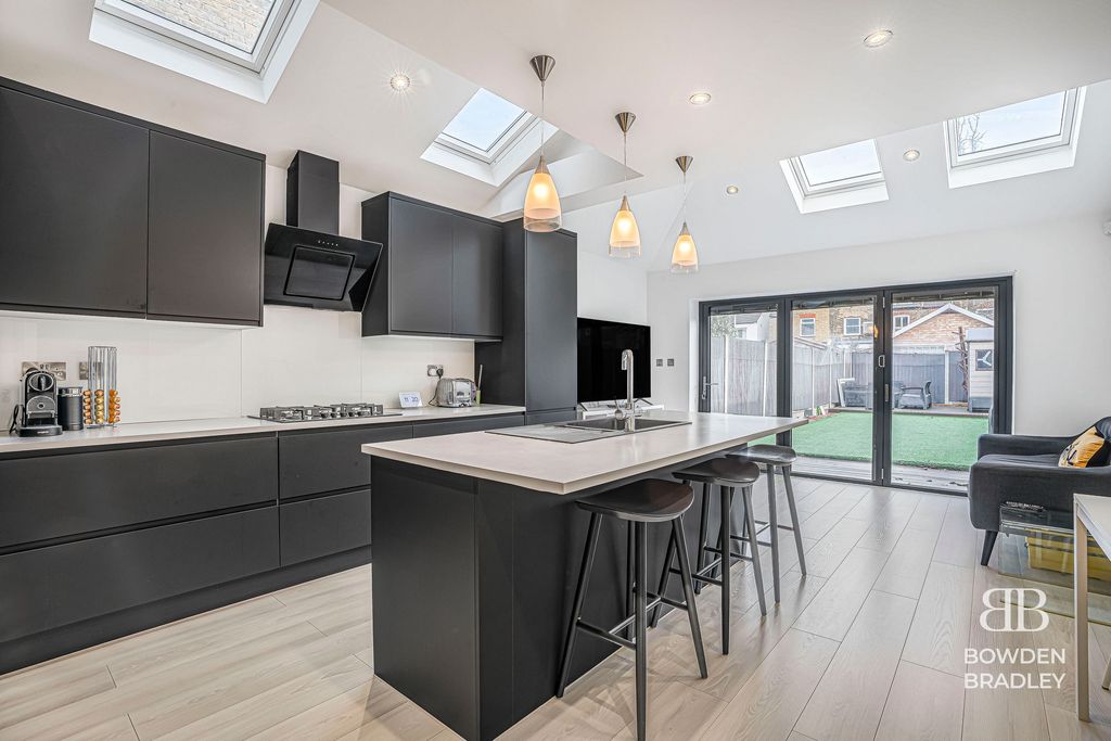 Property photo 2 of 32