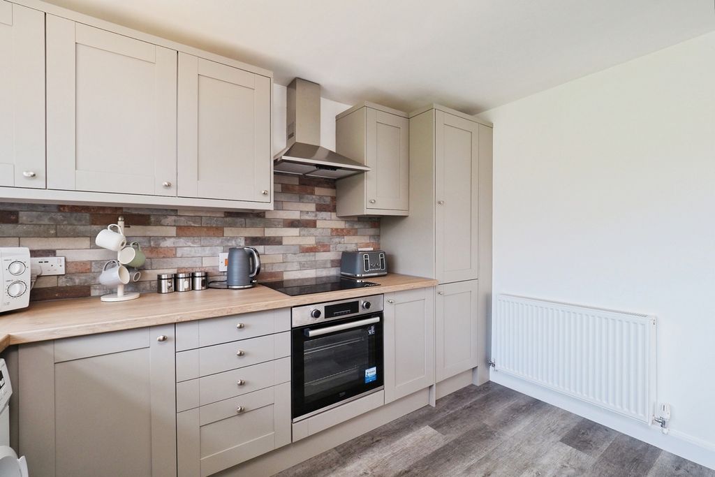 Property photo 3 of 17 Kitchen