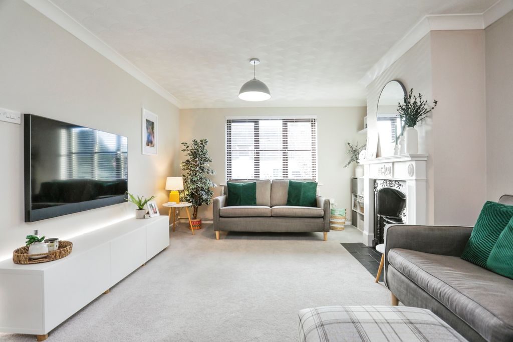 Property photo 3 of 31 Lounge