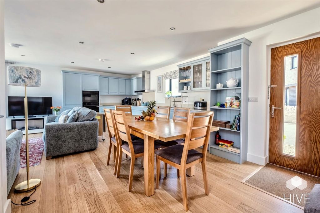 Property photo 2 of 32