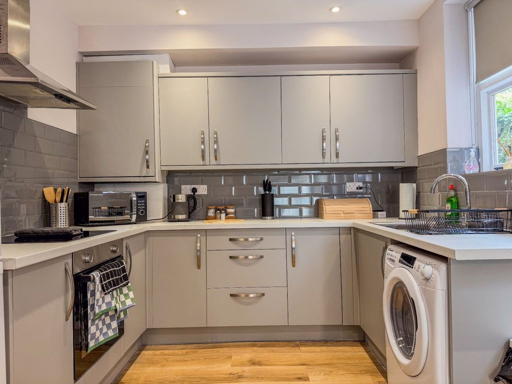 Property photo 1 of 7 3 Bed Terraced House To Rent Lawson Walk, London Sm5