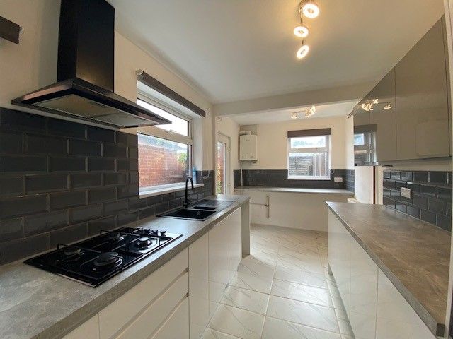 Property photo 3 of 10 Kitchen