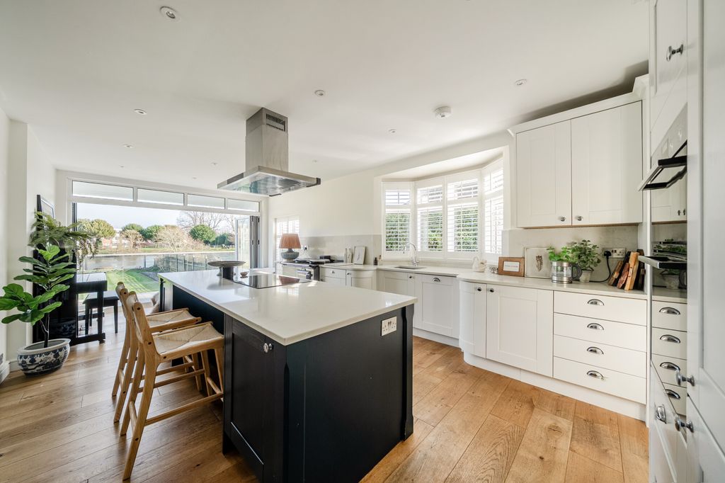 Property photo 3 of 26